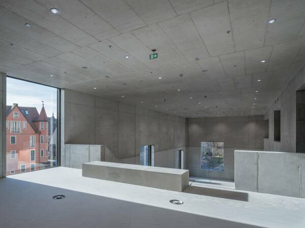 Blick in das zweigeschossige Forum