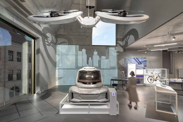 Prototyp eines Flugtaxis mit Andockstation und Drohne