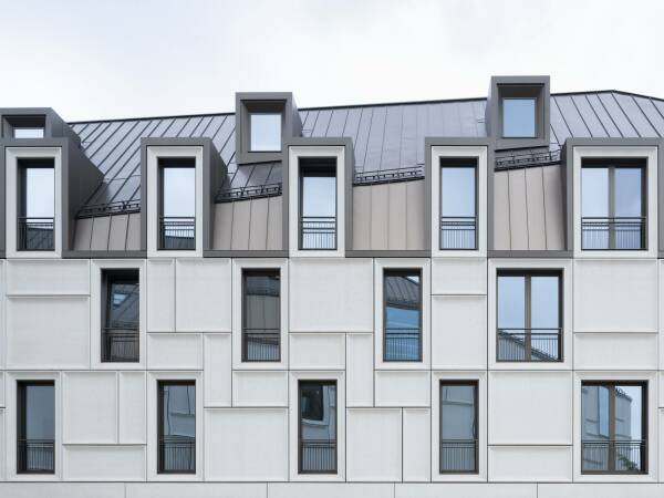 Kleinteilige Hotelfenster und Gauben