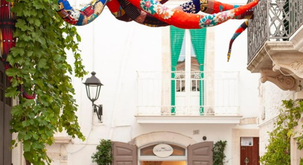 Esseri Urbani im italienischen Locorotondo organisiert frei zugngliche Open-Air-Ausstellungen mit Arbeiten aufstrebender Knstler*innen, um durch zeitgenssische Kunst die urbane und soziale Regeneration anzuregen.