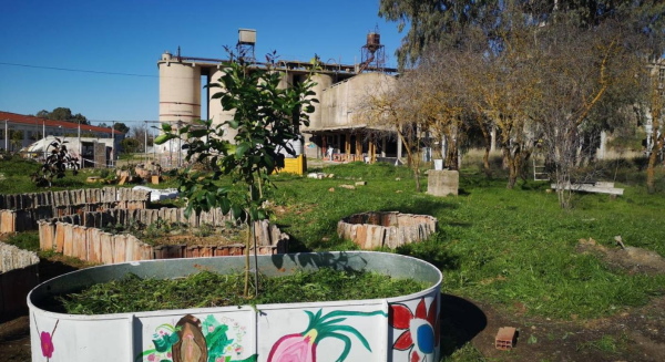 La Fábrika, eine ehemalige Zementfabrik im ländlichen Raum der Extremadura, und das dazugehörige Gelände wurden mit überwiegend recycelten Materialien renoviert und zu einem Gemeinschaftsraum umgebaut.