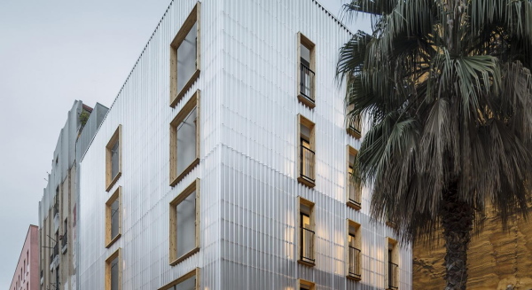 Aprop ist ein kommunales Programm zur Verhinderung der Gentrifizierung in Barcelona. Es bietet von Zwangsrumungen betroffenen Menschen erschwingliche, nachhaltige und hochwertige Notunterknfte in ihrer Nachbarschaft, bis dauerhafte Wohnlsungen geschaffen werden knnen.