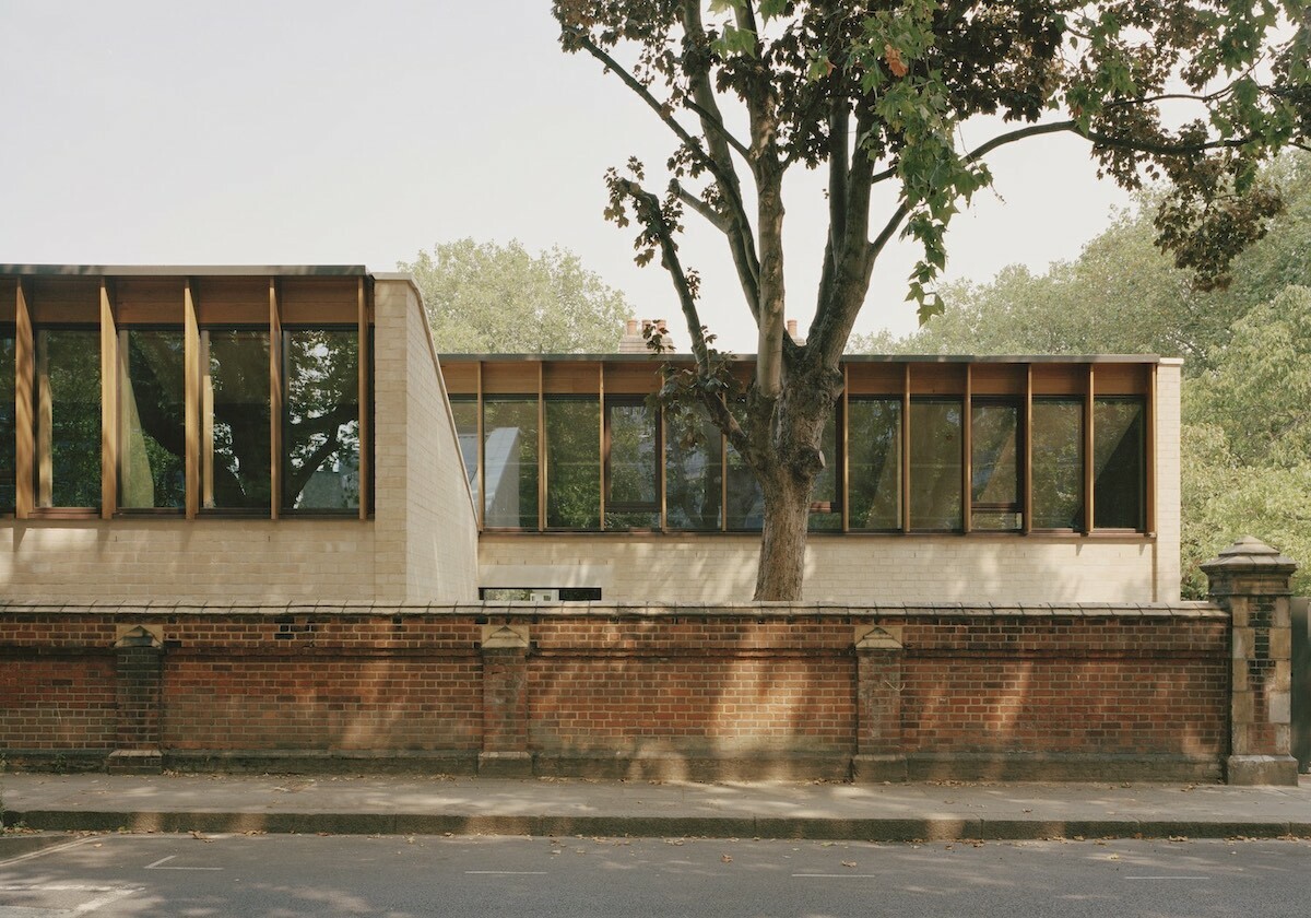 Sperrholz und Recycling-Ziegel
 - Nachbarschaftszentrum in London von Mæ