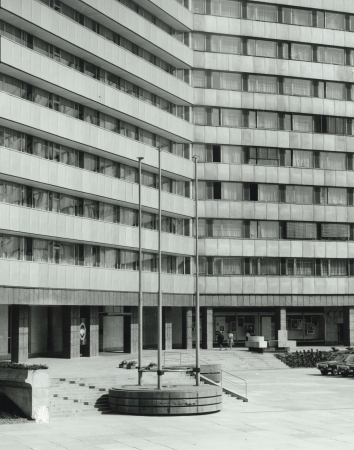 Eingangsbereich ehemalige SED-Bezirksleitung, Brckenstrae (heute Schsische Immobilien und Baumanagement) mit Fahnenplastik von Ralph Siebenborn, 19771980, Gesamtentwurf Karl Clauss Dietel, 19771980