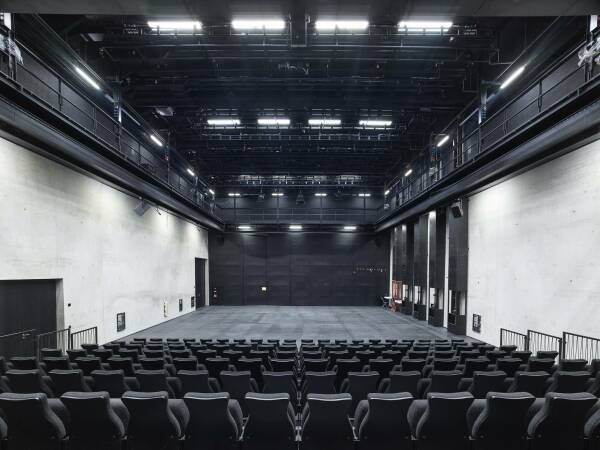 Samt kleinem Bhnenraum und Multifunktionsraum bietet das Volkstheater 900 Pltze