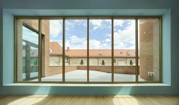 Blick aus dem 1. OG auf die Dachterrasse