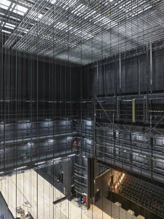 Der 30 m hohe Bhnenturm als Kernstck des Gebudes