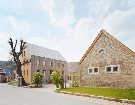 Auszeichnung: Umbau und Gestaltung der Auenanlage eines Hofes, Weikersheim, architekturbüro Klrle, Bad Mergentheim, Bauherr*innen: Martina Klrle und Andreas Fischer-Klrle