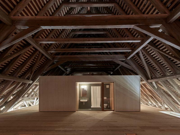 Auszeichnung: Umbau einer Scheune in mehrere Wohnungen, Münchenwiler, Schweiz, Bernath + Widmer Architekten, Zrich, Bauherr: Andreas Geser