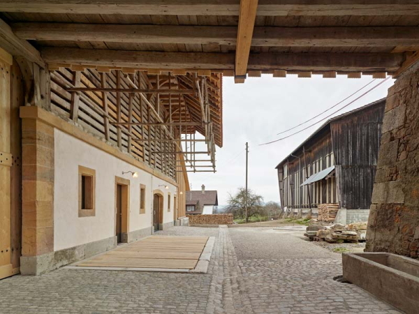 Auszeichnung: Umbau einer Scheune in mehrere Wohnungen, Münchenwiler, Schweiz, Bernath + Widmer Architekten, Zrich, Bauherr: Andreas Geser