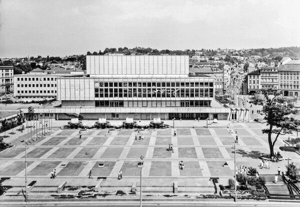 Blick vom Interhotel Stadt Gera ber den zentralen Platz zum Haus der Kultur, Foto aufgenommen zwischen 1984 und 1989