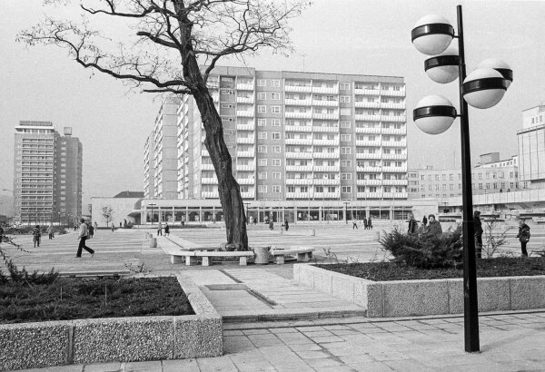 Blick von Sden ber den zentralen Platz mit Wohnhochhusern und links einer FZL, also: Fussgngerzonenleuchte, Foto aus dem Winter 1981/82