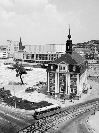 Blick vom Punkthochhaus an der Reichsstrae ber das Stadtmuseum aufs Haus der Kultur, ca. 1983
