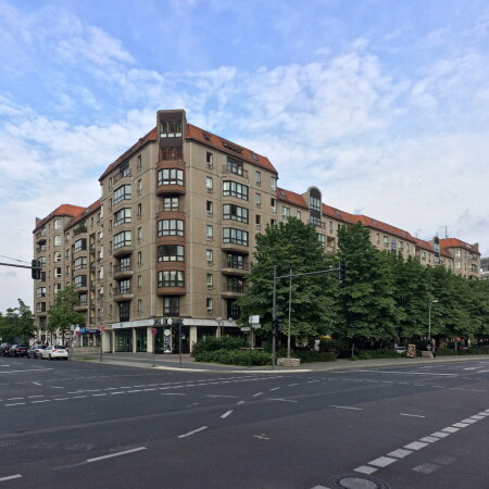 Die Plattenbauten wurden 1987-92 errichtet und sind mit 1.072 Wohneinheiten die grte Siedlung der DDR im historischen Zentrum Ost-Berlins.