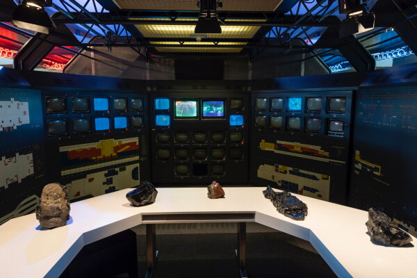 Suspire von Cyprien Gaillard im Kontrollraum des ICC.