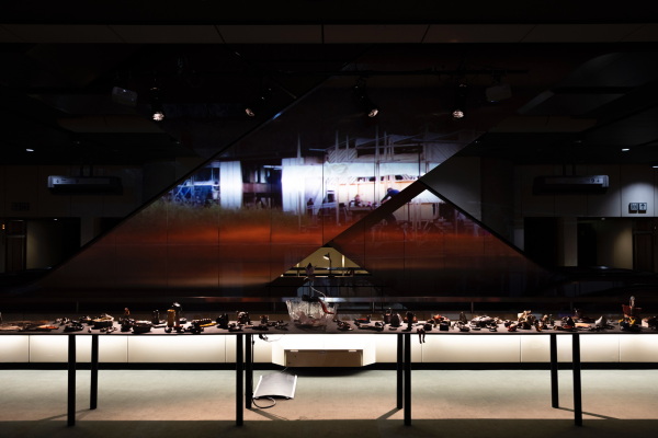 Floating University bespielt mit seinem Bureau for Hybridising Encounters die hintere Treppenanlage.