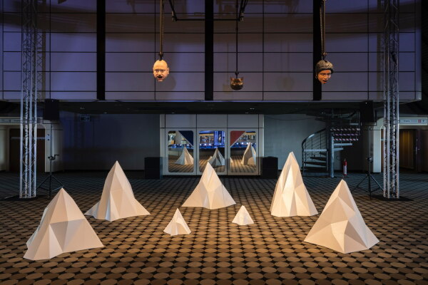 Suspended Delirium von Monira Al Qadiri und Raed Yassin, mit dabei auch ihre Katze.