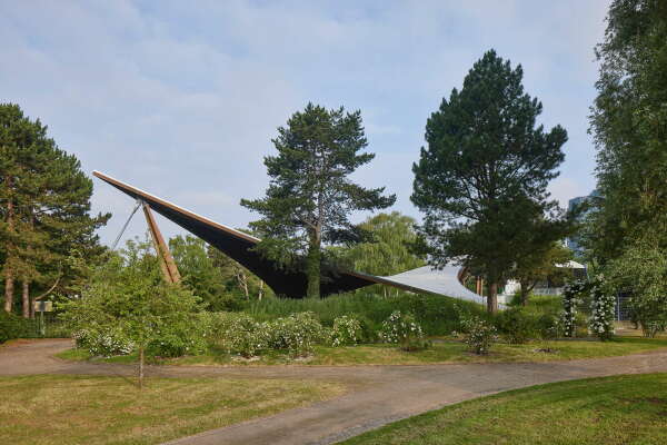 Das kürzlich instand gesetzte Sonnensegel im Dortmunder Westfalenpark ist eine hyperbolische Paraboloidschale und komplett aus Holz.