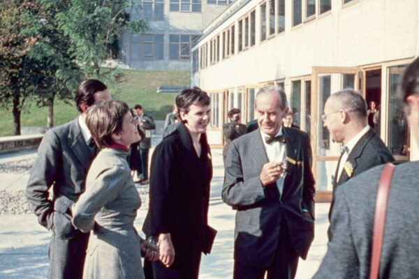 Inge Aicher-Scholl, Walter Gropius und Max Bill am Erffnungstag der HfG (1955)