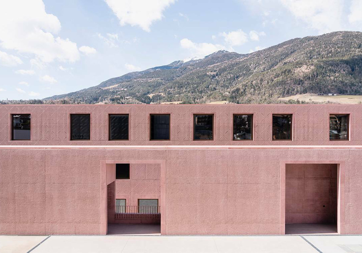 Schichtungen in rotem Beton
 - Musikschule in Brixen von Carlana Mezzalira Pentimalli