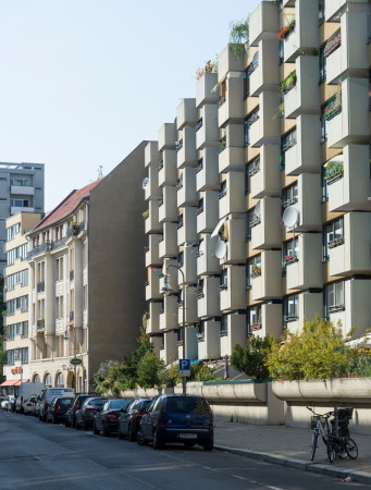 Die Wohnbebauung Hedemannstrae am sdlichen Ende der Friedrichstrae (197375) steht exemplarisch fr den qualitativ hochwertigen, gromastblichen Wohnungsbau Dttmanns.