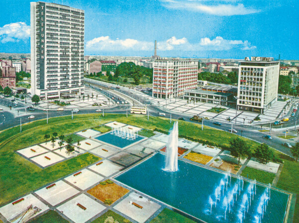 Werner Dttmanns Ernst-Reuter-Platz von 1960 ist nicht nur ein kontrovers diskutierter Stadtraum, sondern auch Ort einer kleinen Ausstellung ber Dttmann, die dort ab 28. Oktober im Pavillon bauhaus reuse zu sehen sein wird.