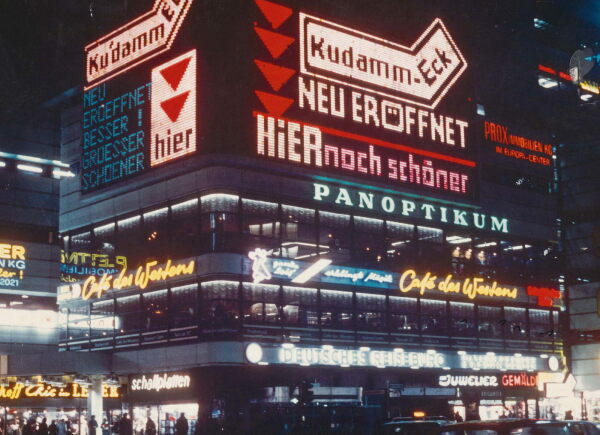 Die Multimedia-Architektur des Kudamm-Ecks (196972) mit seiner Lichtraster-Werbeflche ist leider nicht mehr erhalten. Das Einkaufszentrum wurde 1999 abgerissen.