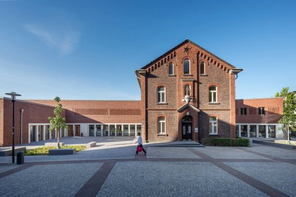 Eine Auszeichnung: Katholisches Gemeindezentrum Langenfeld, hecker monkenbusch wieacker (Kln)