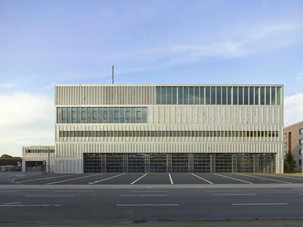 Eine Auszeichnung: Feuerwehrzentrum Kln Kalk, Knoche Architekten (Leipzig)