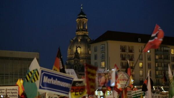 Pegida-Demonstration vor der Kulisse der rekonstruierten Dresdner Altstadt