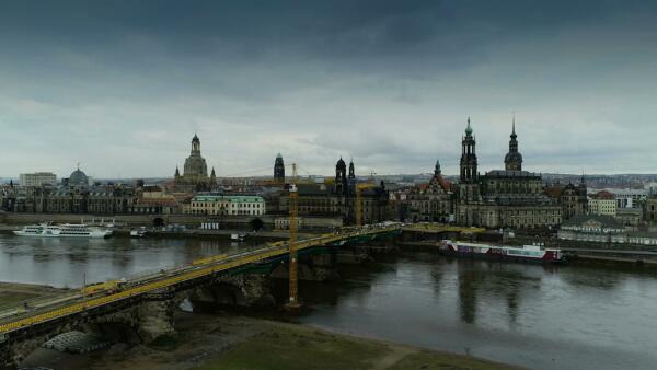 Romantischer Blick auf die rekonstruierte historische Stadtsilhouette von Dresden