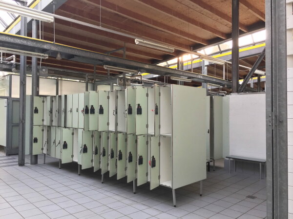 Umkleiden im Sommerbad Neuk�lln