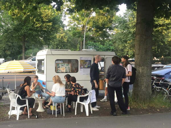 Tempor�res Projektb�ro von Pool Potentials vor dem Columbiabad