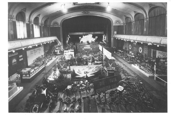 Historische Aufnahme einer Velo-Ausstellung in der Stadthalle Z�rich