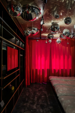 Zimmer in Superbude: Diskobude