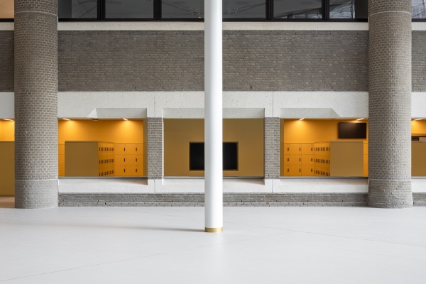 Am Rande der Lobby liegen die Schliefcher und Garderoben fr Besucher.