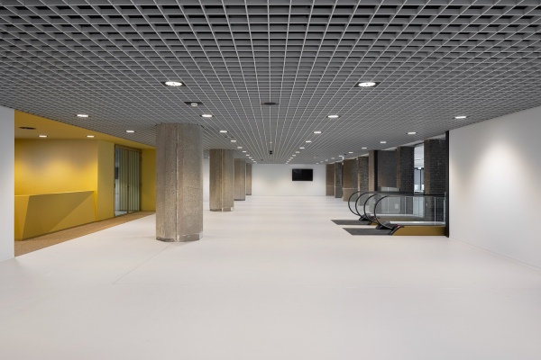 Lobby im zweiten Geschoss, am oberen Ende der Rolltreppen.