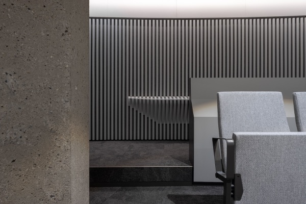 Einige Betonst�tzen des Altbaus wurden im Rohzustand belassen.