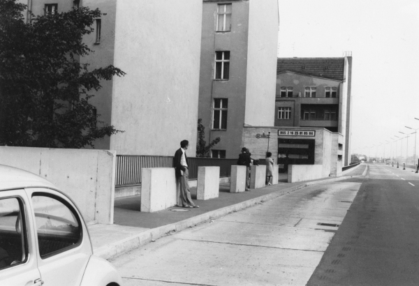 Wartende Fahrgäste an der Haltestelle Bundesallee, 1970. Historisches Archiv der BVG: Nr. 71-0781. Foto: Herwarth Staudt