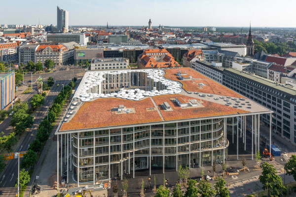 Bankzentrale in Leipzig von ACME, Freianlagen von Vogt Landschaftsarchitektur, Foto: Strohhut Pictures
