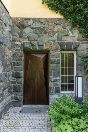 In der Villa wurden Erd- und Kellergeschoss umstrukturiert und so ein neues Gartengeschoss geschaffen.