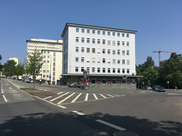 Fr vermutlich zwei Jahre wird das DAM im ersten Obergeschoss dieses Verwaltungsgebudes am Frankfurter Ostbahnhof sein Interimsquartier beziehen.