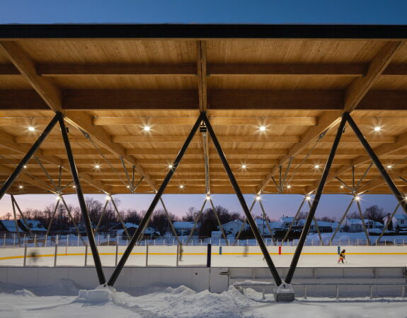 IOC IAKS Award Silver: Eisbahn Parc des Saphirs in Boischatel, Kanada, von ABCP Architecture