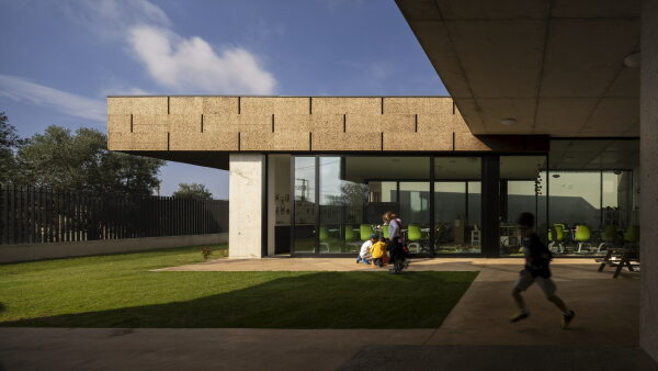 Schulerweiterung von Contaminar in Leiria