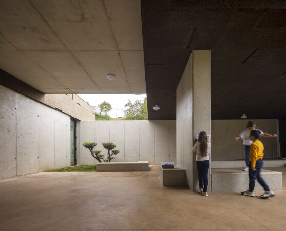 Schulerweiterung von Contaminar in Leiria