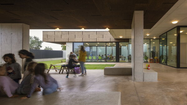 Schulerweiterung von Contaminar in Leiria