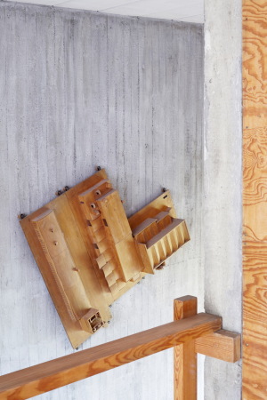 Im Treppenhaus der Kirche St. Markus hngt ein Holzmodell des Gebudes.
