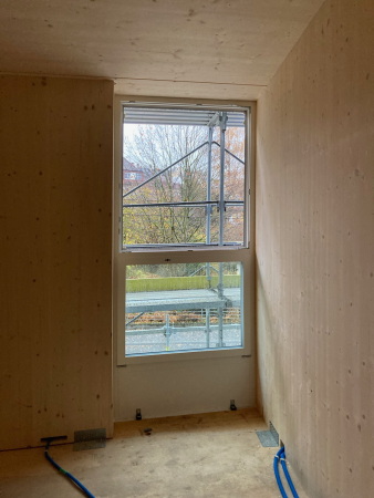 In viele Rume werden Einbauten eingesetzt, die bndig an die Fenster anschlieen.