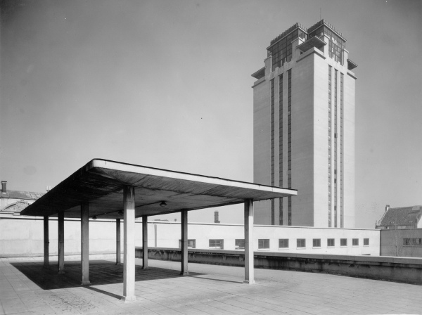 Dachterrasse auf dem Hauptgebude mit Blick zum Bcherturm, ca. 1947/1948