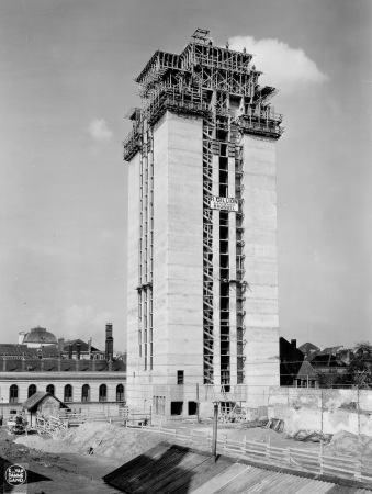 Turm und Hof noch als Baustelle, vermutlich um 1937